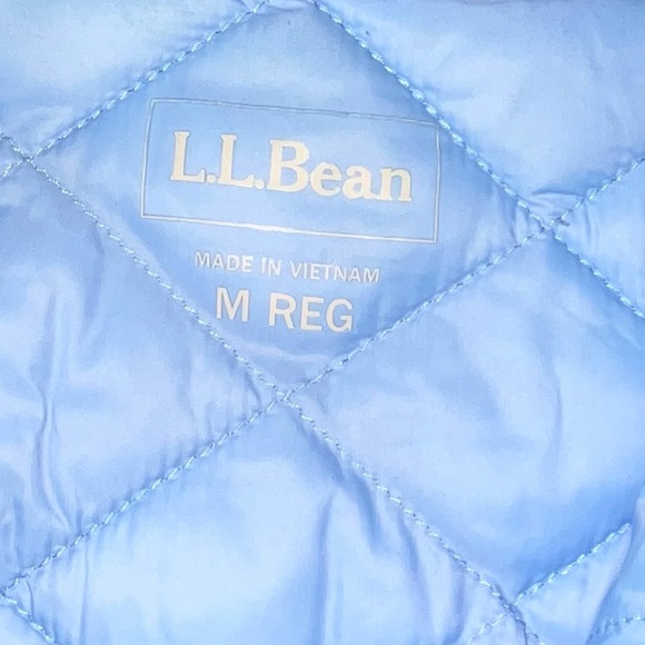 L.L.Bean women's quilted puffer jacket in sky blue with a snap-button closure - Picture 3 of 4